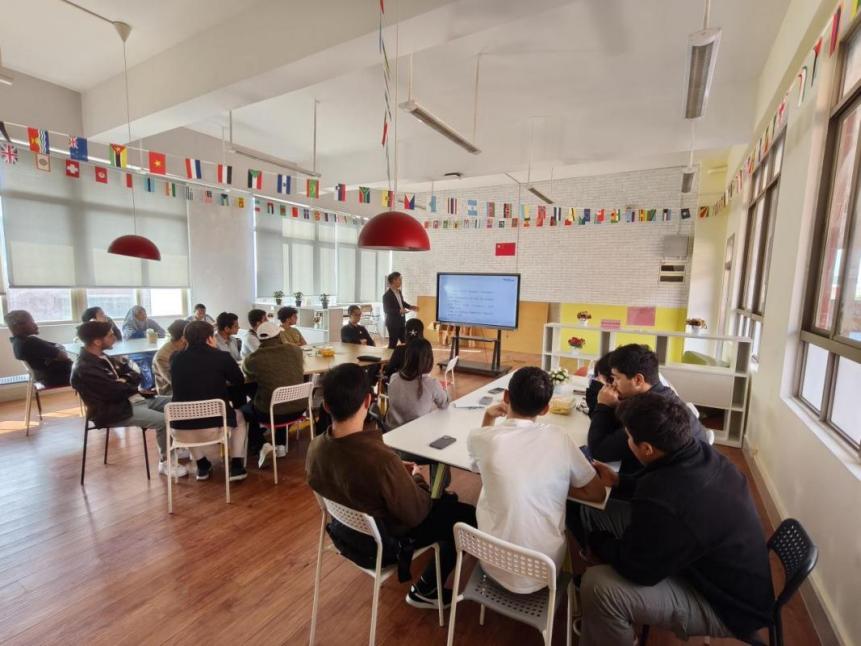 國際學(xué)院舉辦2025級(jí)來華留學(xué)生職業(yè)規(guī)劃座談會(huì)，廣州勞務(wù)服務(wù)助力留學(xué)人才融入本地發(fā)展